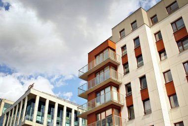 Modern, lüks apartman binası.