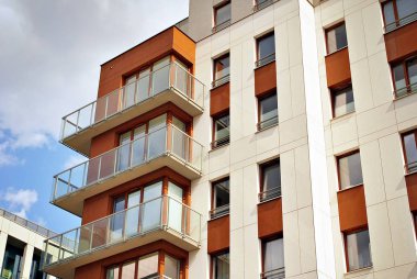 Modern, lüks apartman binası.