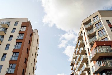 Modern, lüks apartman binası.