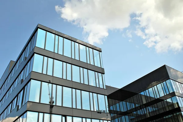 Edifício de escritórios moderno. Detalhes arquitetônicos do edifício moderno — Fotografia de Stock