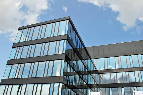 Modernes Bürogebäude. Architektonische Details des modernen Gebäudes — Stockfoto