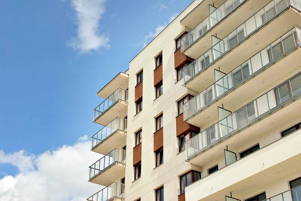 Modern, lüks apartman binası.