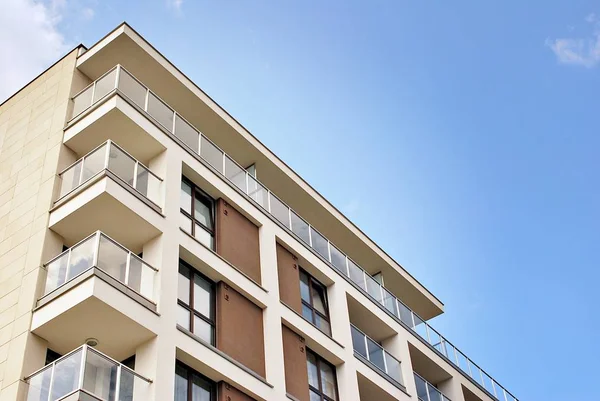 Modern, lüks apartman binası.