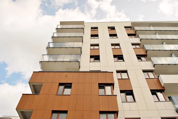 Modern, lüks apartman binası.