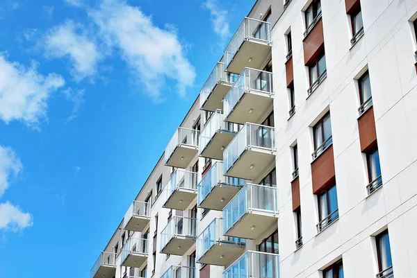 Modern, lüks apartman binası.