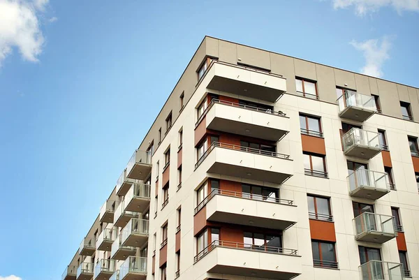 Modern, lüks apartman binası.