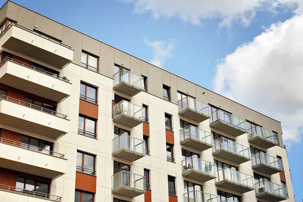 Modern, lüks apartman binası.