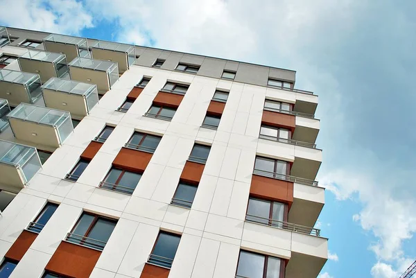 Modern, lüks apartman binası.