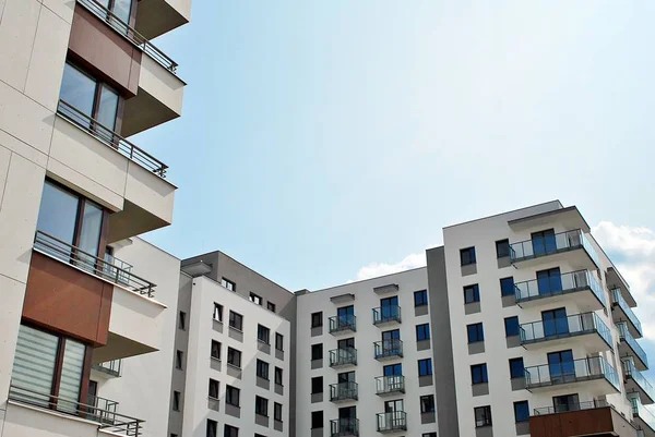 Modern, lüks apartman binası.