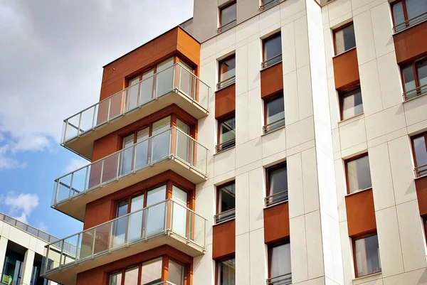 Modern, lüks apartman binası.