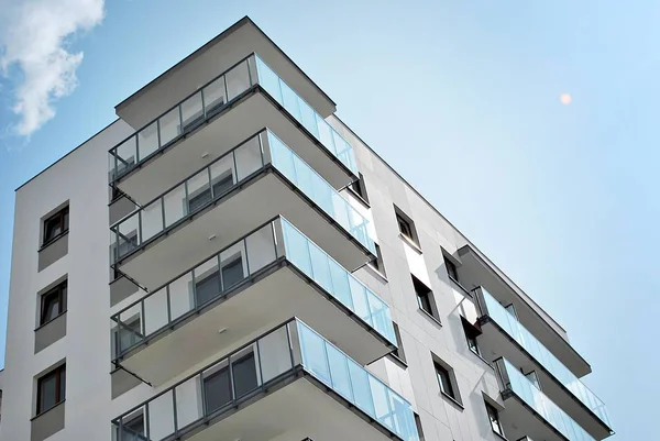 Modern, lüks apartman binası.