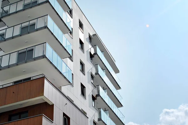 Modern, lüks apartman binası.