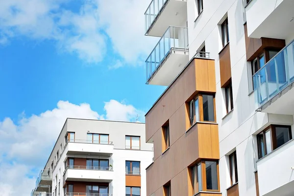 Modern, lüks apartman binası.