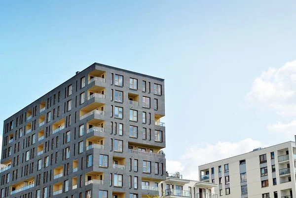 Modern, lüks apartman binası.