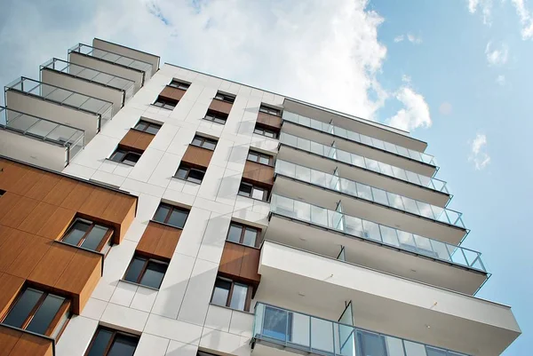 Modern, lüks apartman binası.