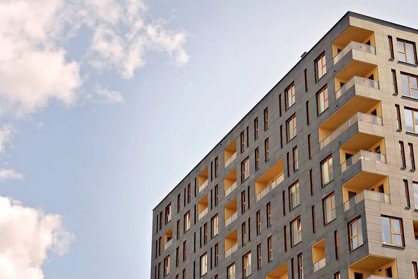 Modern, lüks apartman binası.