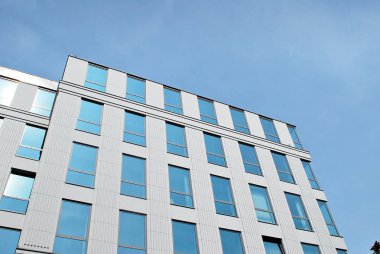 Modern bina. Camdan yapılmış modern ofis binası.