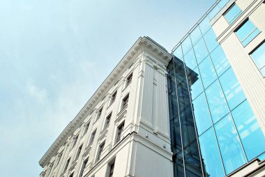 Modern bina. Camdan yapılmış modern ofis binası.