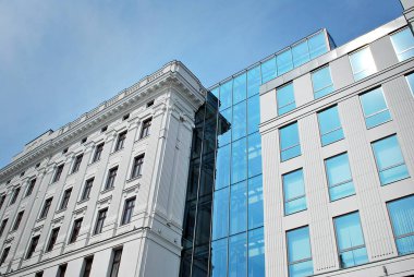 Modern bina. Camdan yapılmış modern ofis binası.