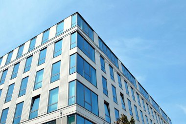 Modern bina. Camdan yapılmış modern ofis binası.