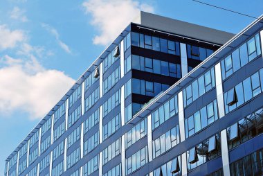 Modern bina. Camdan yapılmış modern ofis binası.