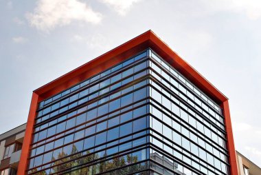 Modern bina. Camdan yapılmış modern ofis binası.