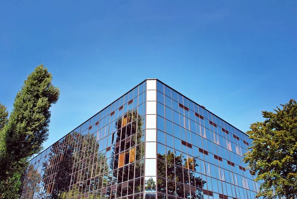 Сучасна будівля. Сучасна офісна будівля з фасадом зі скла — стокове фото