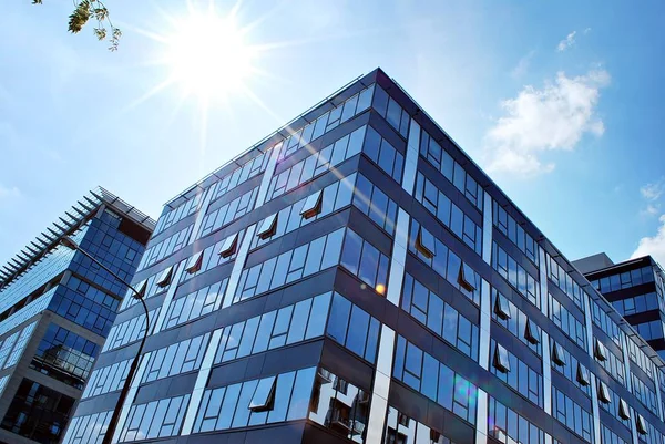 Modern bina. Camdan yapılmış modern ofis binası.