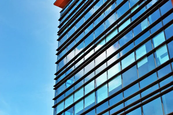 Modern bina. Camdan yapılmış modern ofis binası.