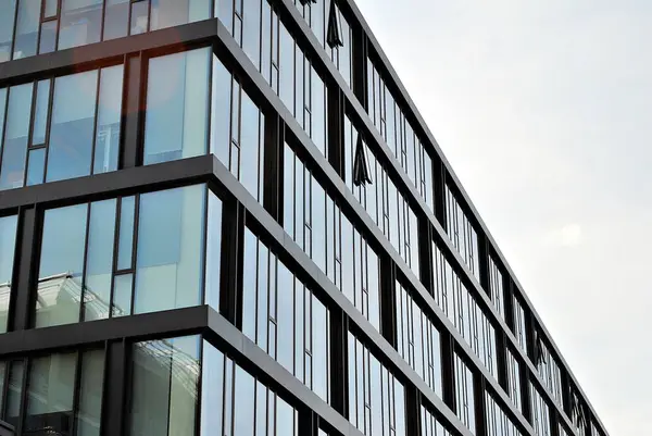 Modern bina. Camdan yapılmış modern ofis binası.