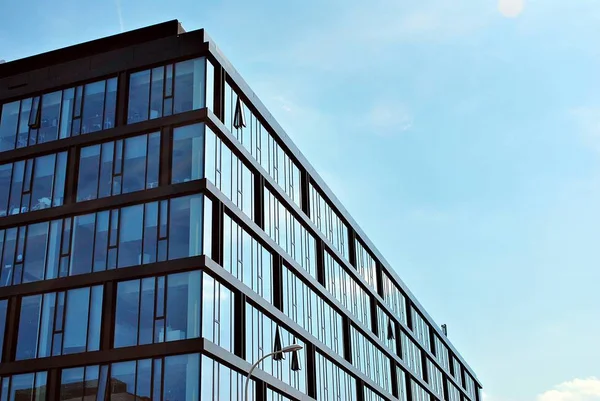 Modern bina. Camdan yapılmış modern ofis binası.