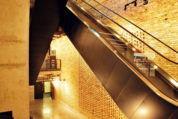 Modernen Interieurs. Moderne Rolltreppe im Einkaufszentrum — Stockfoto