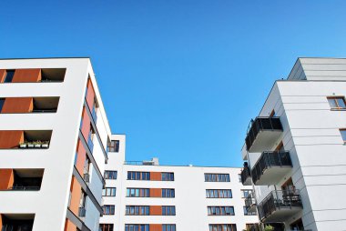 Modern, lüks apartman binası.