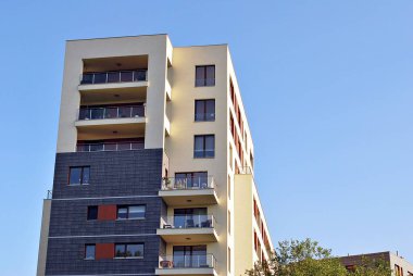 Modern, lüks apartman binası.