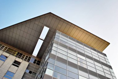 Modern ofis binası. Modern binanın mimari detaylar