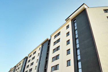 Modern, lüks apartman binası.