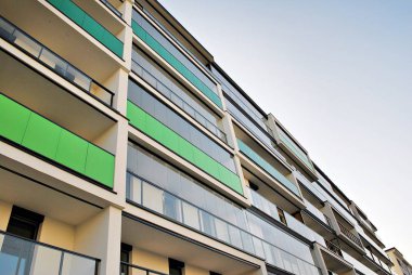 Modern, lüks apartman binası.