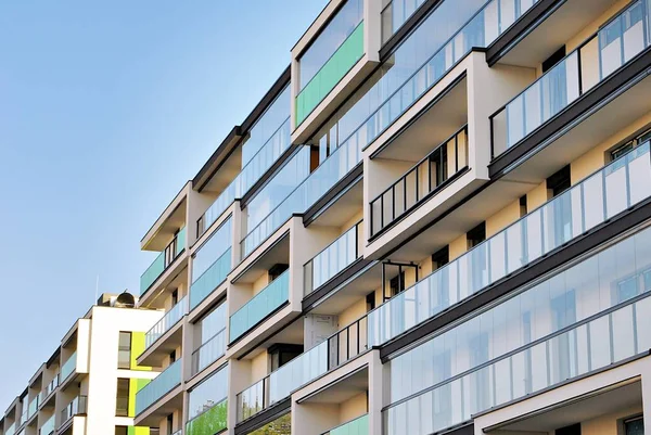 Modern, lüks apartman binası.