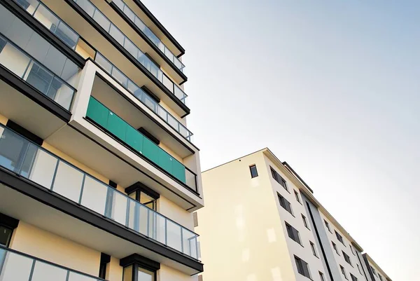 Modern, lüks apartman binası.