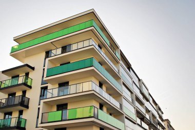 Modern, lüks apartman binası.