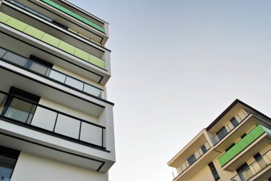 Modern, lüks apartman binası.