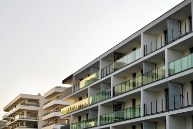 Modern, lüks apartman binası.