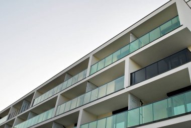 Modern, lüks apartman binası.