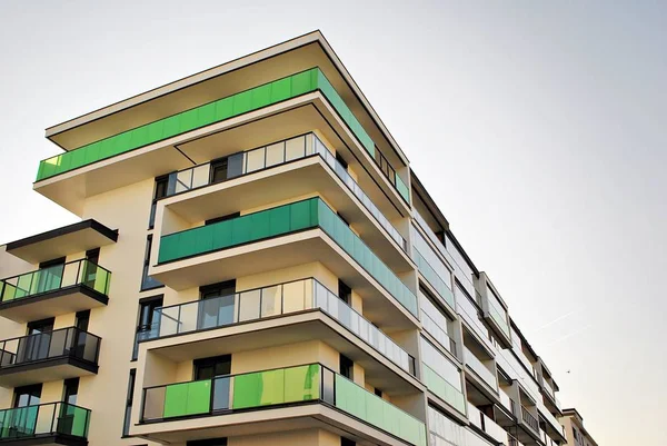 Modern, lüks apartman binası.