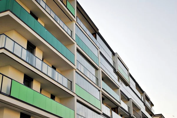 Modern, lüks apartman binası.