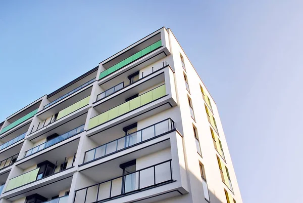 Modern, lüks apartman binası.