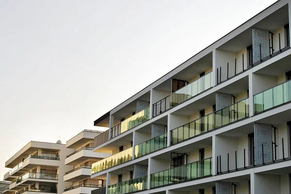 Modern, lüks apartman binası.