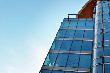 Modern binanın cam mimarisi