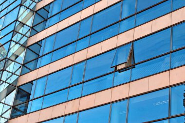 Modern binanın cam mimarisi