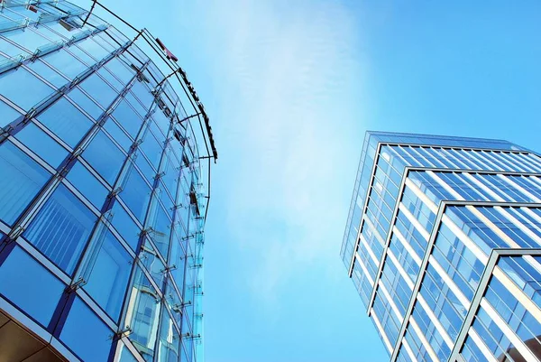 Modern binanın cam mimarisi